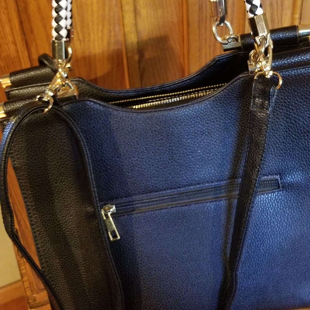 A purse - Picture 5 of 5
